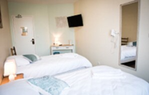 Premium bedding, individually decorated, individually furnished, desk - Hôtel Le Relais Fleuri (Vervins)