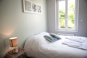 Premium bedding, individually decorated, individually furnished, desk - Hôtel Le Relais Fleuri (Vervins)