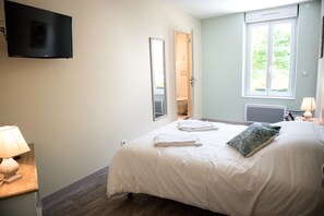 スタンダード ダブルルーム | 高級寝具、デスク、防音設備、WiFi (無料)