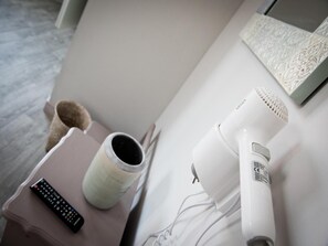 Ducha, artículos de tocador gratuitos, secador de pelo, toallas