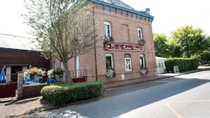 Un edificio de ladrillo con un letrero que dice "Le Petit Restaurant Florent".