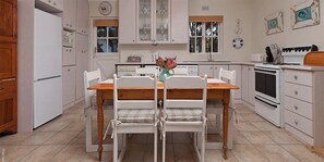 Pikkewyntjie Cottage | Private kitchen | Full-size fridge, microwave, oven, stovetop - Pikkewyntjie Cottage (Hermanus)