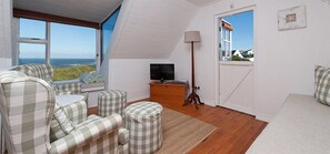 Pikkewyntjie Cottage | Living area | TV, DVD player - Pikkewyntjie Cottage (Hermanus)