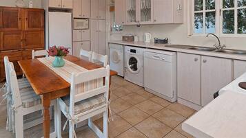 Pikkewyntjie Cottage  | Private kitchen | Full-sized fridge, microwave, oven, stovetop