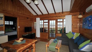 Lagoon Cottage  | Vardagsrum | Platt-tv och eldstad