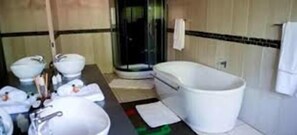 Ducha, artículos de higiene personal gratuitos y toallas