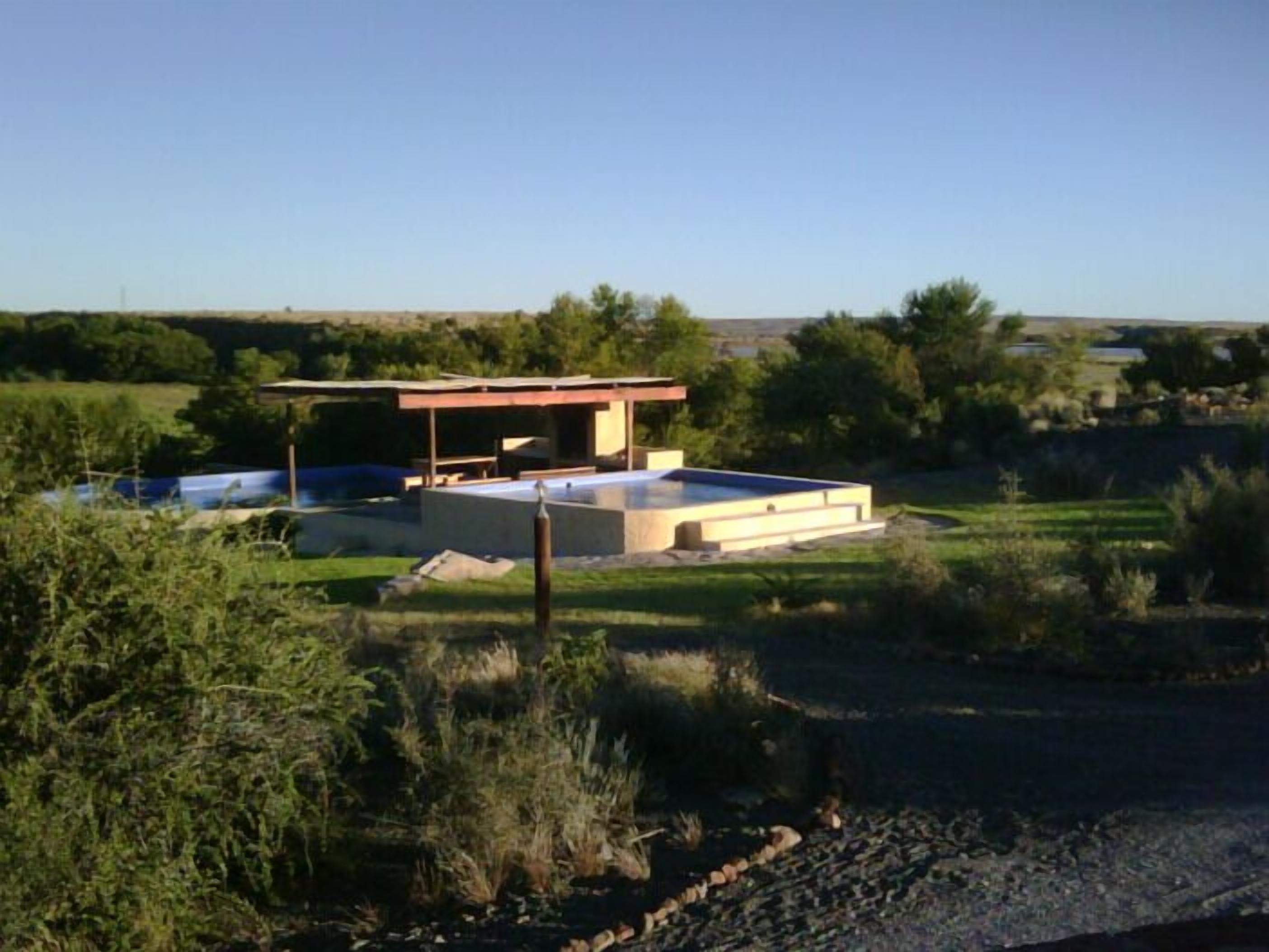 2 ulkouima-allasta, aurinkotuoleja