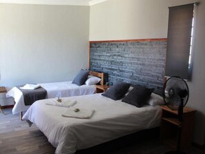 Tabla de planchar con plancha, wifi gratis, ropa de cama