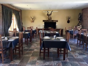 Dining - Teri Lemveli Lodge (Beaufort West)