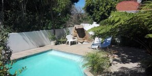 สระว่ายน้ำกลางแจ้ง