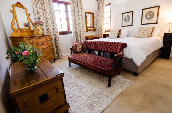 ห้องดีลักซ์ทวิน | ตู้นิรภัยในห้องพัก, โต๊ะทำงาน