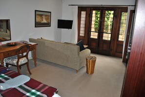 Comfort studio, 1 slaapkamer | 1 slaapkamer, luxe beddengoed, een kluis op de kamer, een bureau