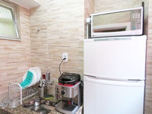 Frigorifero, microonde, forno, piano cottura