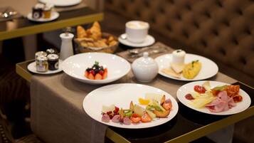 Free daily cooked-to-order breakfast