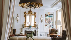 Lobby-lounge