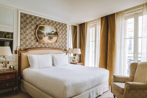 Minibar, in-room safe, individually decorated, individually furnished - Hôtel Splendide Royal Paris - Relais & Châteaux (Paris)