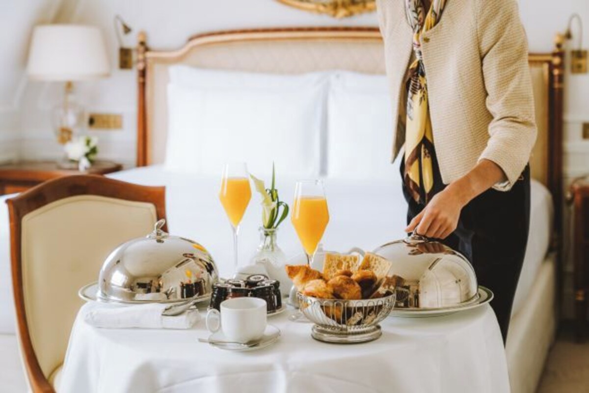 Minibar, safe på rommet, skrivebord og lydisolert