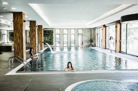 Indoor pool, sun loungers