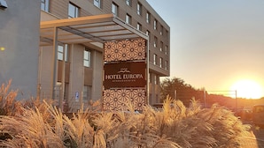 Un hôtel moderne, reconnaissable à son enseigne où l’on peut lire : « HÔTEL EUROPA STARACHOWICE ».