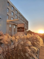 Um edifício de hotel moderno com uma placa que diz 'HOTEL EUROPA STARACHOWICE'.
