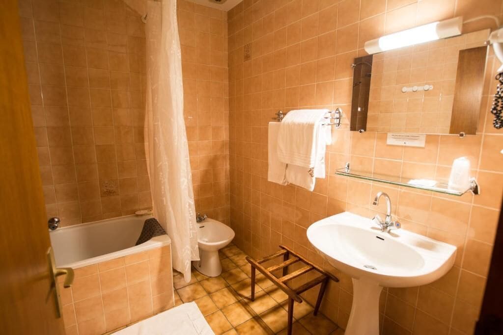 Double Room | Bathroom | Bathtub, free toiletries, hair dryer, towels