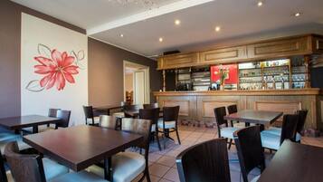 Dagelijks ontbijtbuffet (EUR 8.5 per persoon)