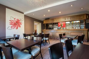 Desayuno buffet diario (EUR 8.5 por persona)