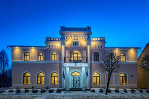 Fassade der Unterkunft – Abend/Nacht