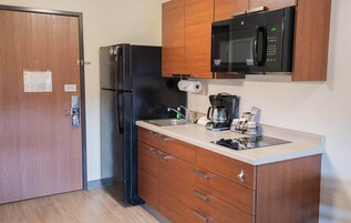 Full-size fridge, microwave, stovetop, coffee/tea maker