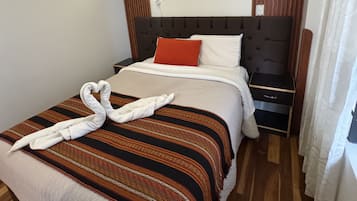 3 bedrooms, down duvets, desk, iron/ironing board