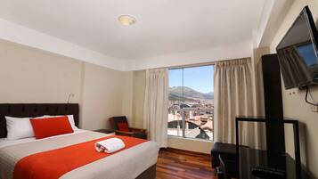 3 chambres, couette en duvet d'oie, bureau, fer et planche à repasser