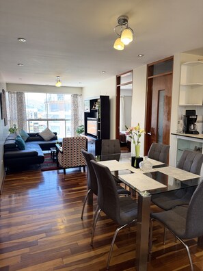 Comfort-Apartment, 3 Schlafzimmer | Wohnzimmer | 40-Zoll-Flachbildfernseher mit Kabelempfang, Fernseher, DVD-Player