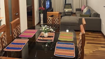 Televisión de pantalla plana, reproductor de DVD y juguetes