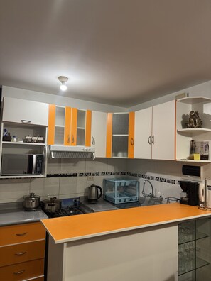 Comfort Apartment, 3 Bedrooms | Private kitchen | Full-size fridge, microwave, oven, stovetop
