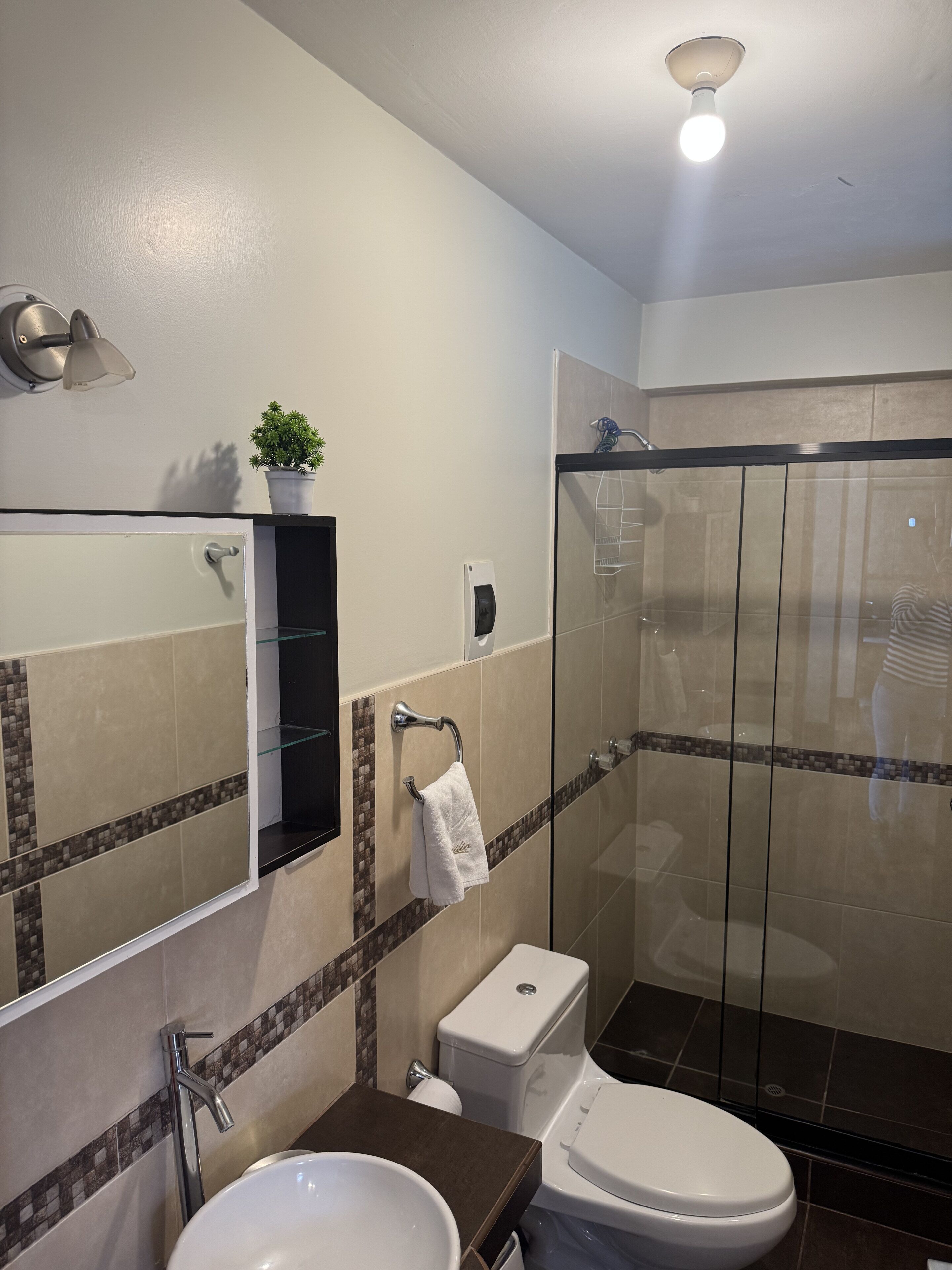 Comfort Apartment, 3 Bedrooms | Bathroom | Shower, free toiletries, hair dryer, towels