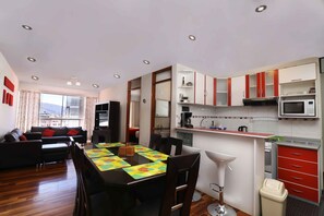 Televisión de pantalla plana, reproductor de DVD, juguetes