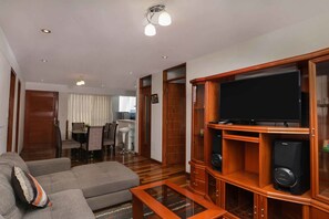 Televisión de pantalla plana, reproductor de DVD, juguetes