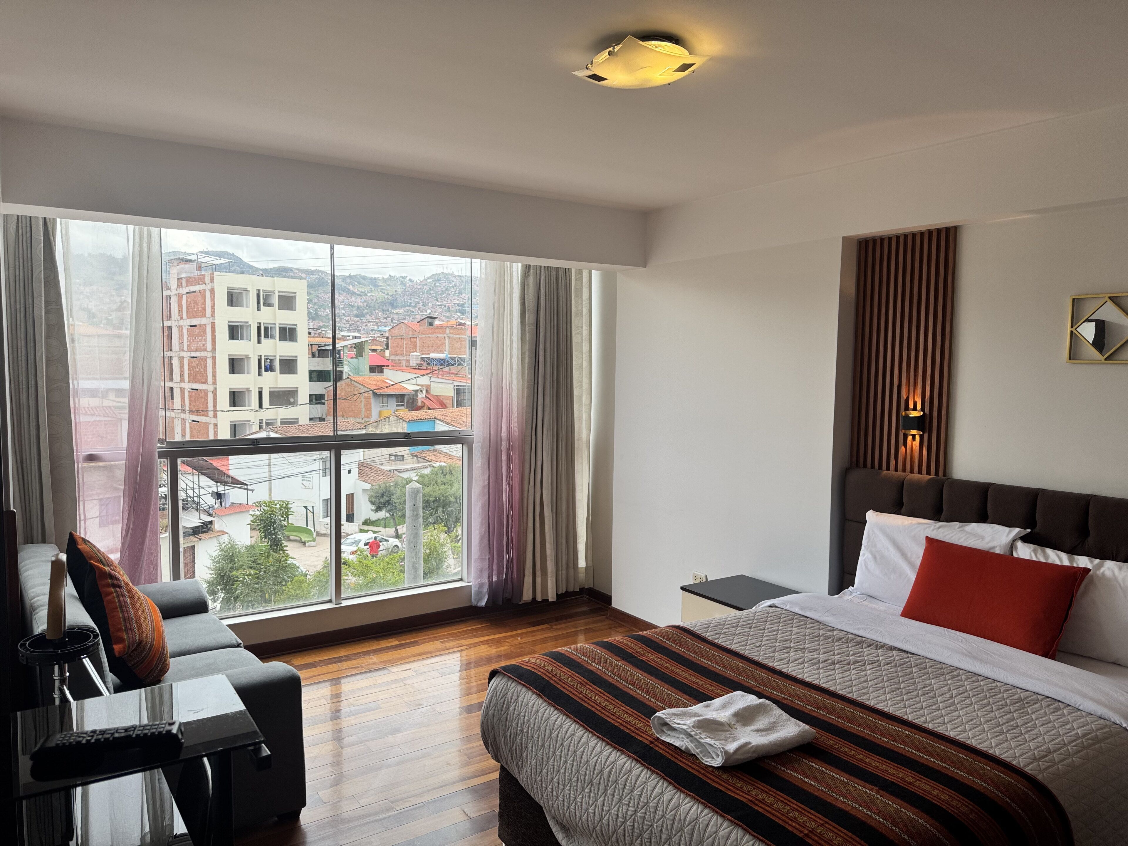 Apartamento conforto, 3 quartos | 3 quartos, edredons de pluma, escrivaninha