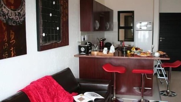 Living area - Aard Stay Executive Apartments Jackal Creek (Randburg)