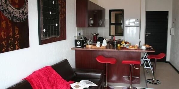 TV, DVD player - Aard Stay Executive Apartments Jackal Creek (Randburg)