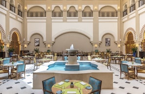 3 restaurants, breakfast, lunch served; Spanish cuisine - Al Habtoor Polo Resort (Dubai)