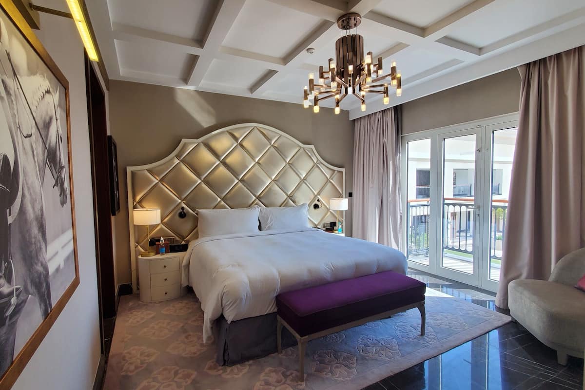 Junior Suite, 1 Bedroom | 1 bilik tidur, bar mini, peti besi dalam bilik, meja