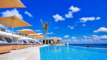 2 piscinas externas, barracas, guarda-sóis