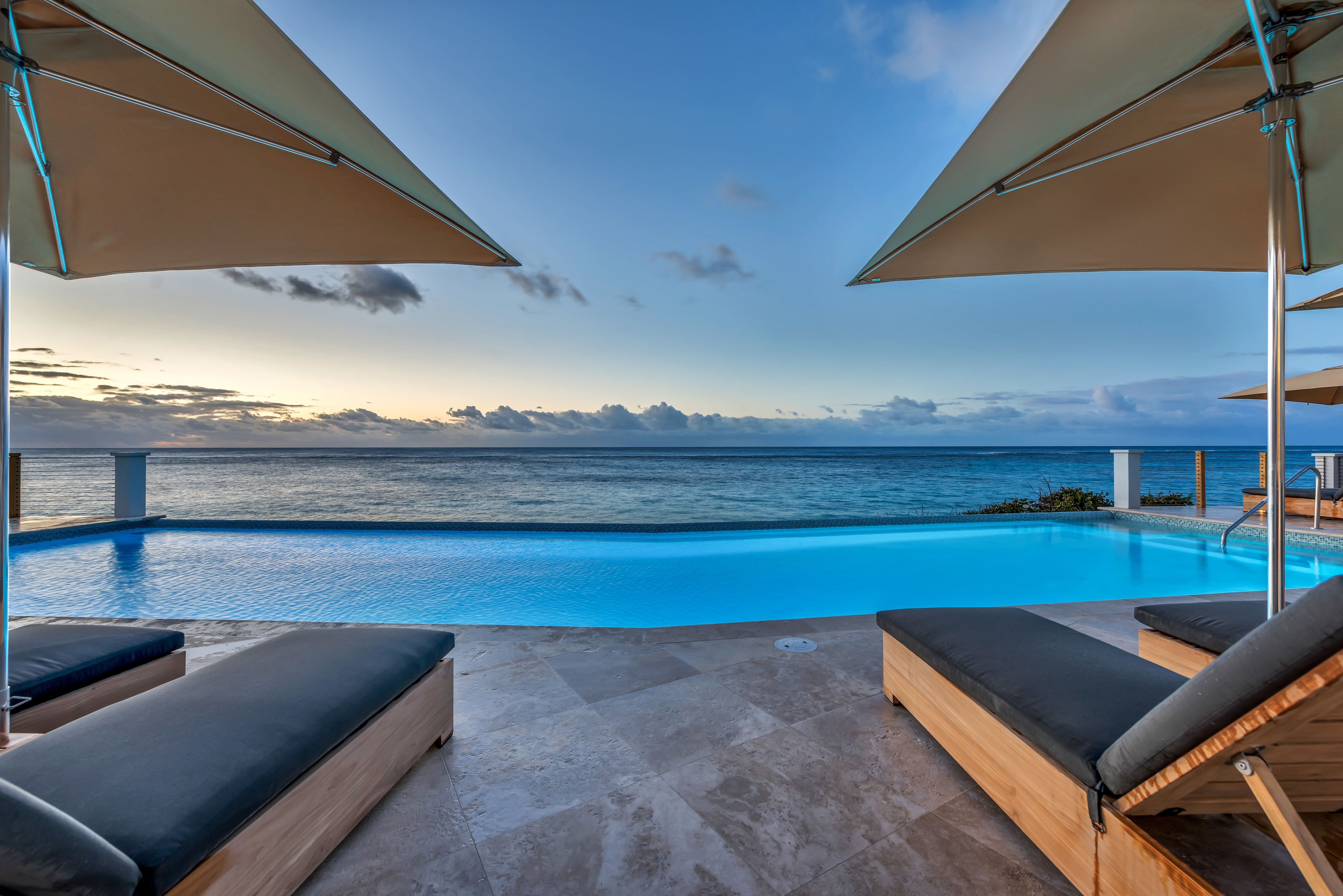 2 つの屋外プール、カバナ (有料)、プール パラソル