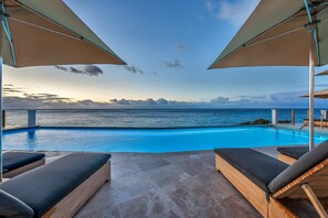 2 สระว่ายน้ำกลางแจ้ง, คาบาน่า (คิดค่าบริการ), ร่มริมสระว่ายน้ำ