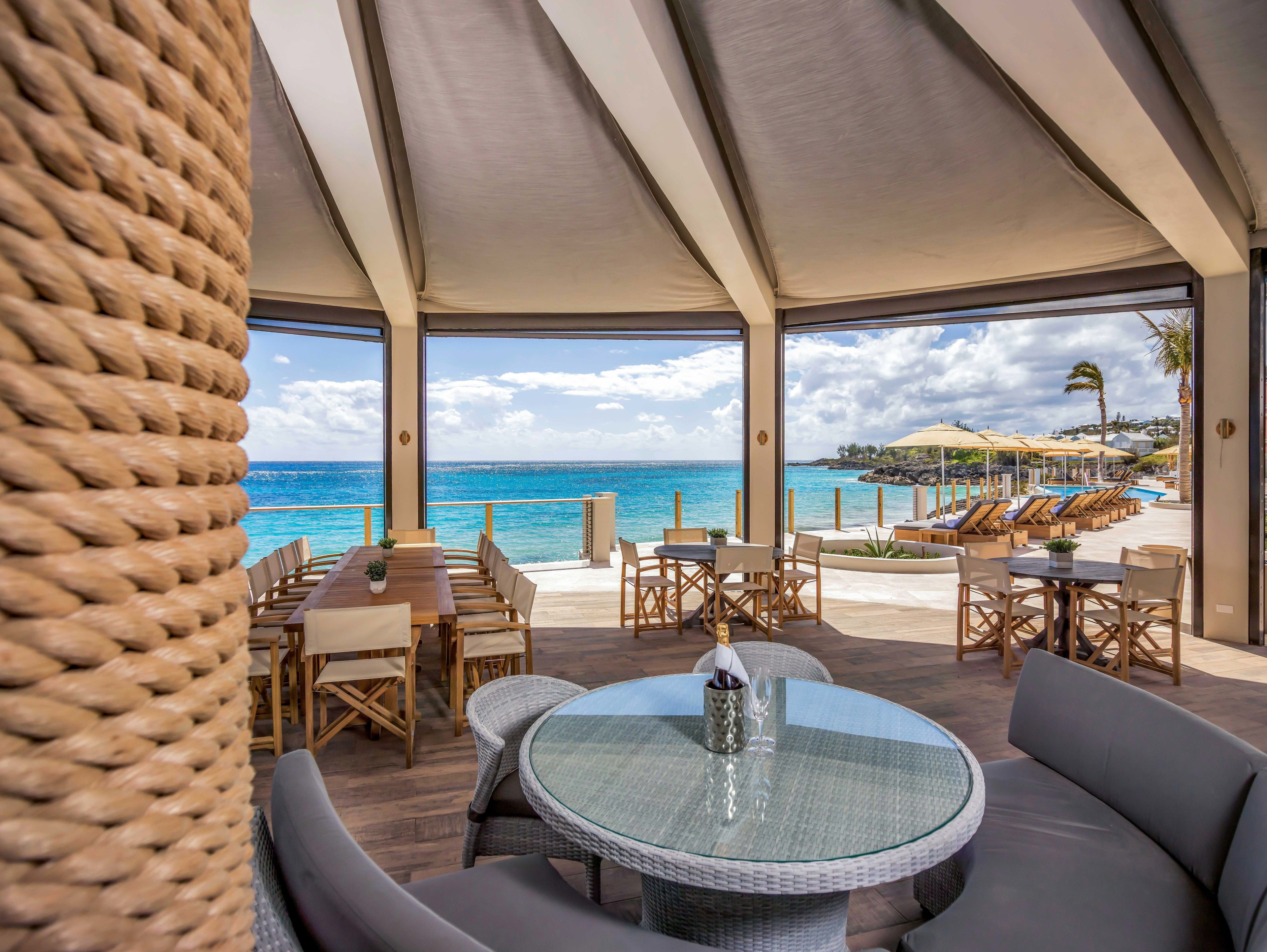 2 か所のレストラン、朝食、ランチ、ディナーに営業 (多国籍料理)