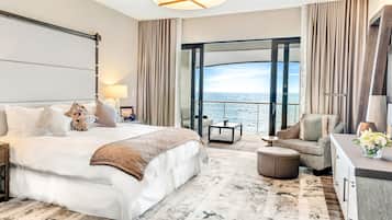 King Balcony Suite | Minibar, caja de seguridad en la habitación y escritorio