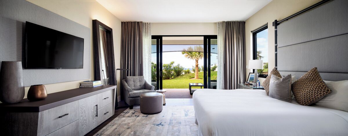 Villa, 1 King Bed, Garden View | Minibar, in-room safe, desk, soundproofing