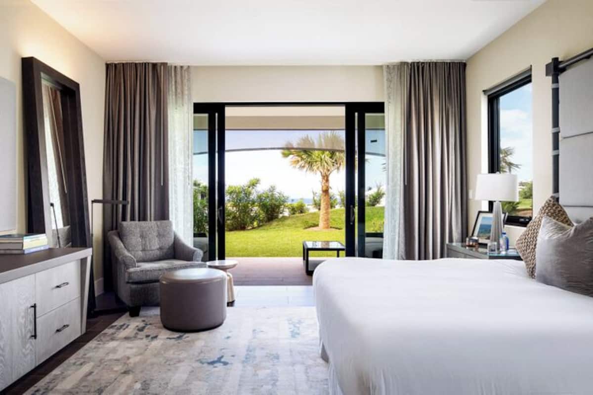 Villa, 1 King Bed, Garden View | Minibar, in-room safe, desk, soundproofing