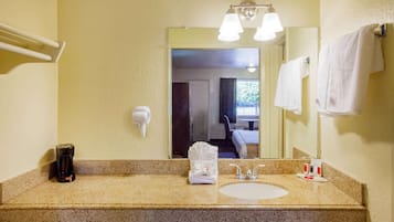 Combined shower/bathtub, free toiletries, hair dryer, towels